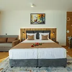 Lavalliere & Resort *