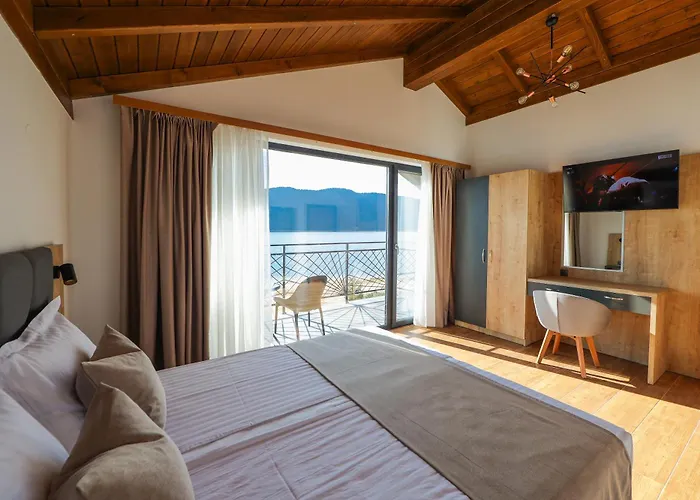 Lavalliere & * Sŭrnitsa